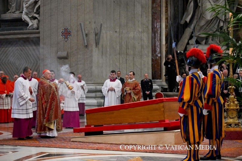 Cérémonie d'accueil du corps du pape François à Saint-Pierre © Vatican Media