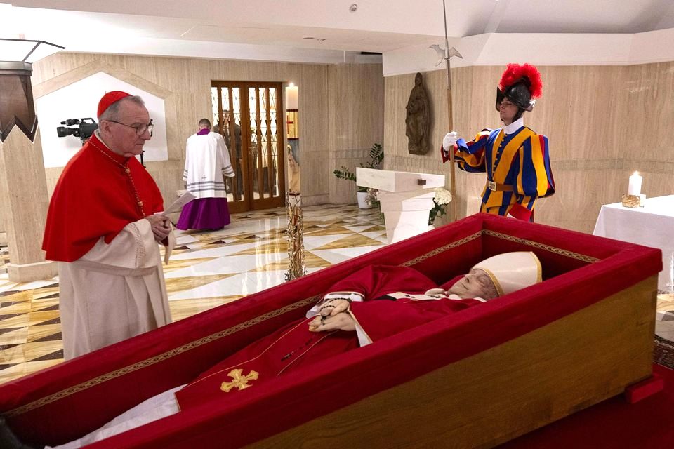 Le cardinal Parolin devant le corps du pape François, chapelle de la Maison Sainte-Marthe © Vatican media