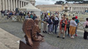 Cet étranger se transforme en ange lorsque l'on regarde l'autre côté de la sculpture