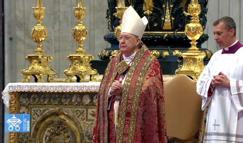 Le cardinal-camerlingue Farrell a présidé la cérémonie d'accueil du cercueil du pape à la basilique Saint-Pierre © Vatican Media