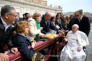 Apparition succincte du pape sur la place Saint-Pierre lors des Rameaux © Vatican Media
