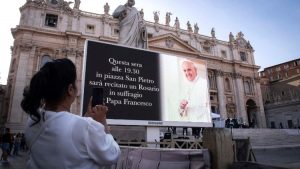 15 000 fidèles se sont réunis place St Pierre lundi 21 avril 2025 pour prier le chapelet © Vatican Media 