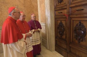 L'appartement papal a été scellé par le cardinal Farrell, en présence du cardinal Parolin et de Mgr Parra © Vatican Media