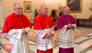 Lundi soir 21 avril 2025, le cardinal Farrell (au centre) a scellé la porte de l'appartement pontifical © Vatican Media 