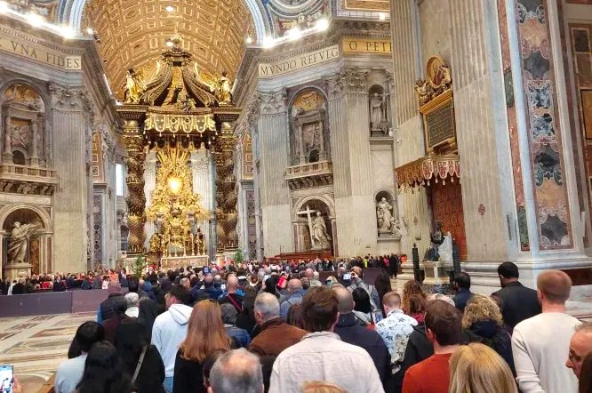 De mercredi à vendredi soir, les fidèles ont pu saluer le corps du pape © Aciafrique.org