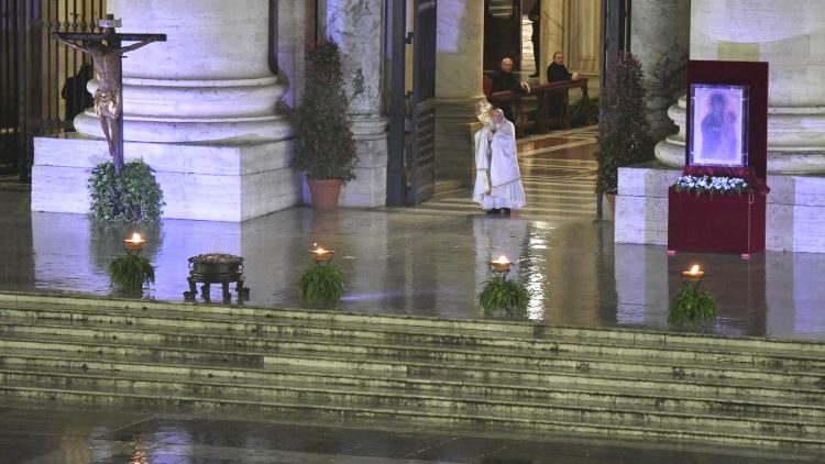 27 mars 2020 : le pape seul face au Covid-19, place St Pierre © Vatican Media 