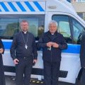 Krajewski en Ukraine avec l'ambulance offerte par le pape François (2024) © Vatican Media