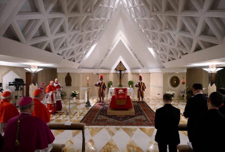Une des premières photos de la dépouille du pape François exposée dans la chapelle de la Casa Santa Marta depuis hier soir.