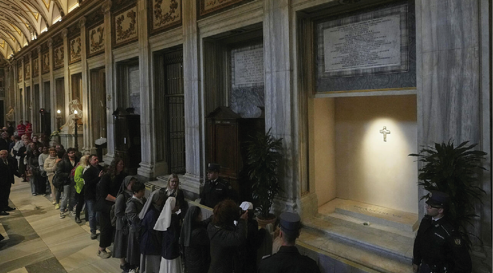 À midi, 20 000 personnes étaient déjà passées. Quelques heures plus tard, à 14 heures, 30 000 personnes étaient déjà passées © Alessandra Tarantino / AP