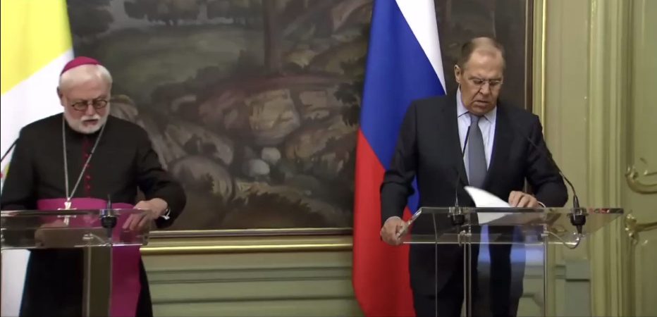 Mgr Paul Gallagher, s’entretient avec le ministre russe des Affaires étrangères Mr Sergey Lavrov (9 nov. 2021) capture Zenit prise sur Twitter