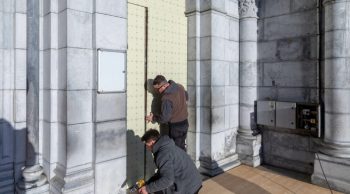 Les deux portes d'entrée de la Basilique du Rosaire à Lourdes ont été recouvertes, portes ornées de mosaïques de l'ancien jésuite Rupnik © Sanctuaire de Lourdes