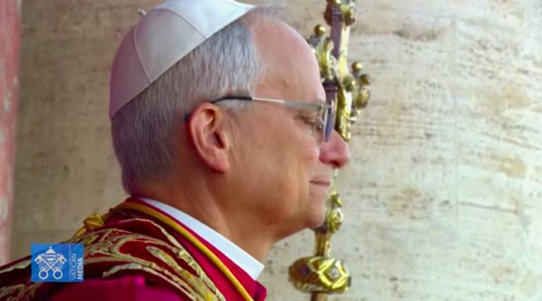 Le nouveau pape recueilli et ému devant la foule venue l'acclamer le 8 mai 2025 © Vatican Media