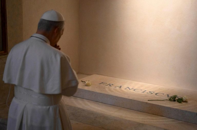 Léon XIV s'est rendu sur la tombe du pape François,