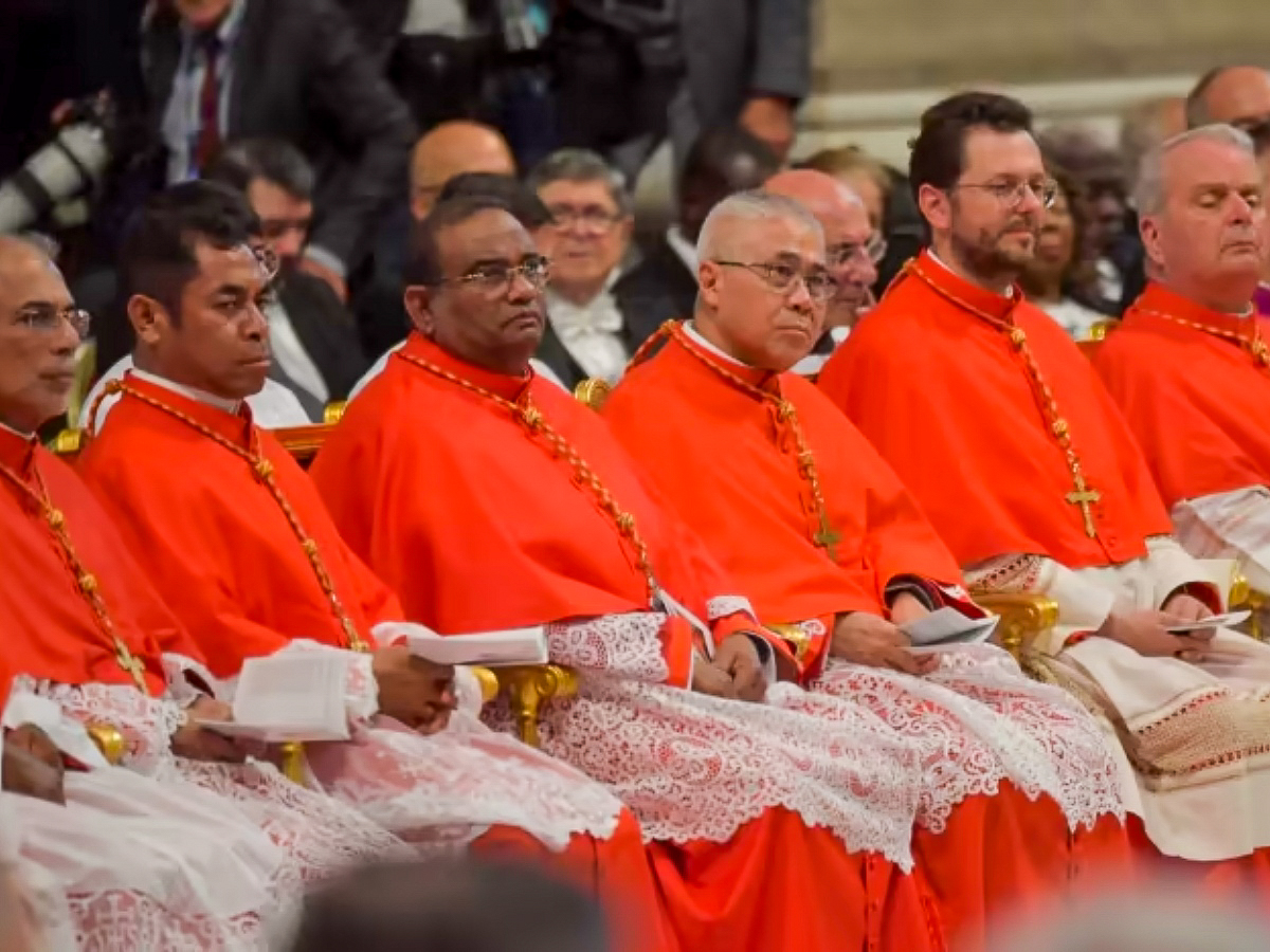 Au premier rang, cinq nouveaux cardinaux lors du consistoire de 2022, représentant quatre pays d’Asie (Inde, Timor oriental, Singapour, Mongolie). © Roman Catholic Archdiocese of Singapore