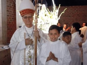 Le jeune Santiago à côté de Léon XIV lorsqu’il était évêque. ©AED