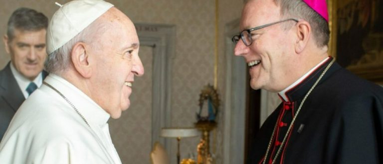 Le pape François et Mgr Robert Barron