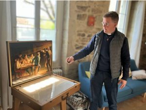 La valise-chevalet contenant la réplique contemporaine de « L'Appel de saint Matthieu » © Anne van Merris