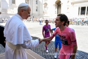Salut du pape Léon XIV aux cyclistes du Giro d'Italie lors de leur passage dans l'État du Vatican, 1er juin © Vatican Media