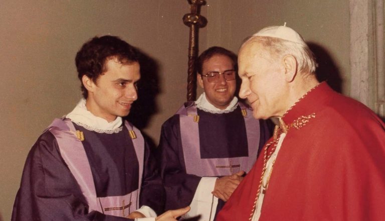 Juste avant son ordination, le diacre Robert Francis Prevost salue le pape saint Jean-Paul II © Courtesy of the Midwest Augustinian Province of Our Mother of Good Counsel