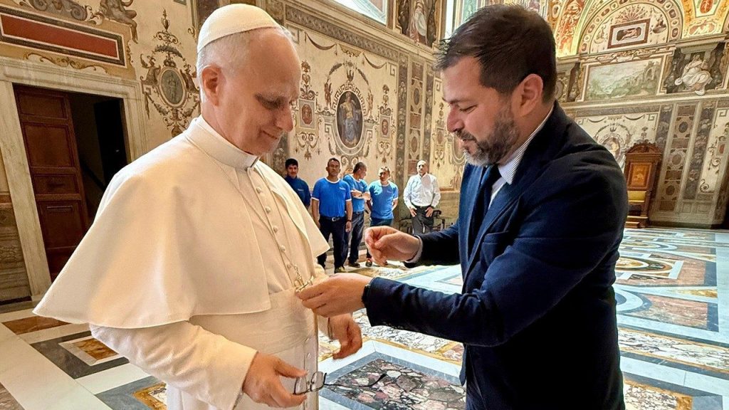 Remise de la nouvelle croix pectorale contenant les reliques de saints © Vatican Media 