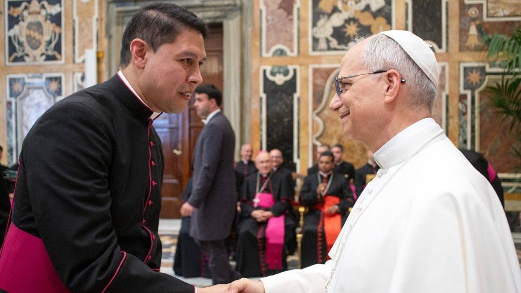 Mgr José Nahúm Jairo Salas Castañeda avec le pape Léon XIV © Vatican Media