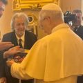 L'audience a marqué la première rencontre officielle entre le souverain pontife américain et une grande star de cinéma © Courtesy Andrea Iervolino