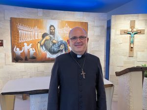P. Andrea Dellatorre dans la chapelle de la communauté du Cenacolo à Rome © Anne van Merris