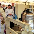 Mgr Pierre Michiaki Nakamura, archevêque de Nagasaki, le 17 juillet 2025 en bénissant la nouvelle cloche de l’église d’Urakami. © Archidiocèse de Nagasaki