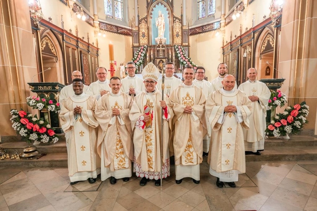 Ordination de deux prêtres salésiens au sanctuaire de Marie Auxiliatrice à Twardogóra en Pologne, mai 2025 © infoans.org