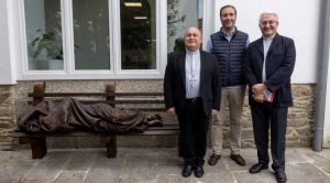 Le seul signe de son identité est la blessure visible de ses pieds.