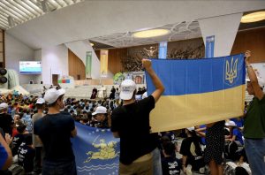 Le Pape François salue les enfants rassemblés dans la Salle Paul VI © Vatican Media
