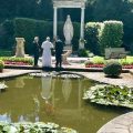 Le pape Léon XIV dans les jardins du Borgo Laudato Si' ©  aica.org
