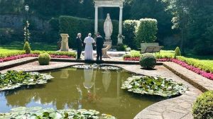 Le pape Léon XIV dans les jardins du Borgo Laudato Si' ©  aica.org