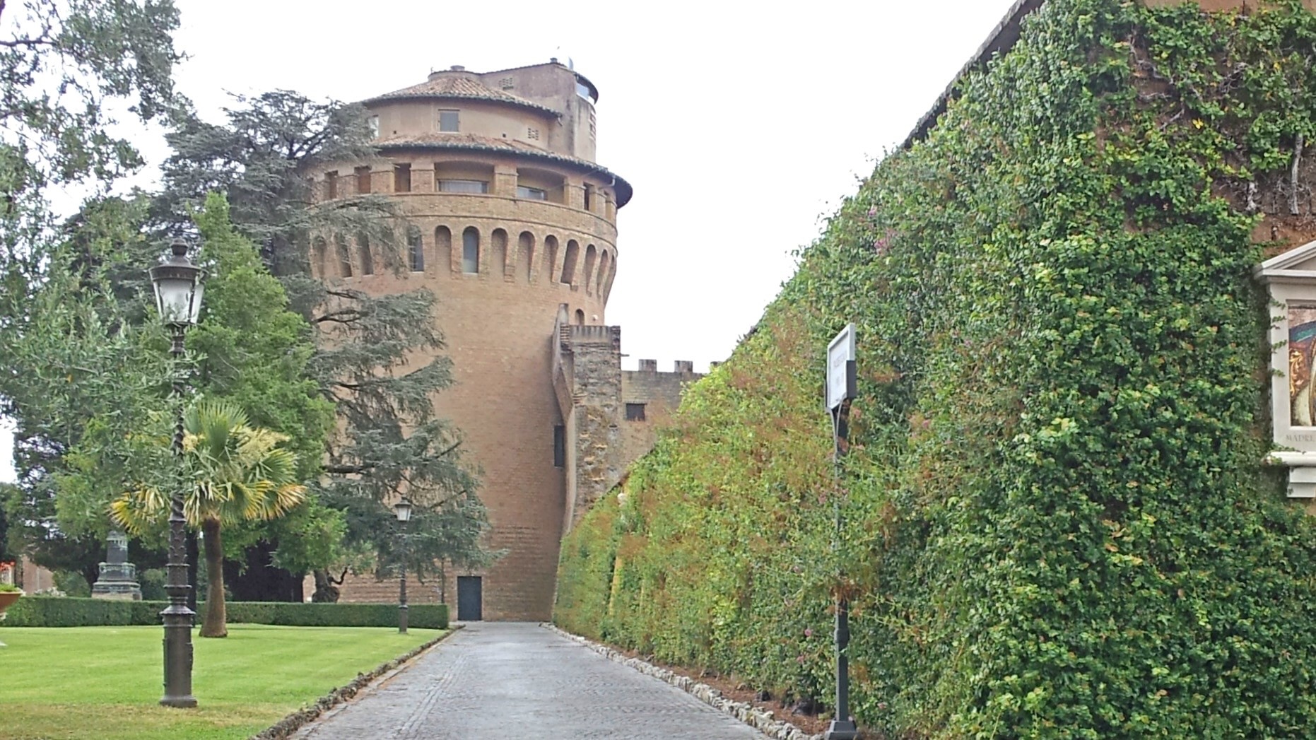 Le secrétariat pour l'économie se situe dans la tour St Jean dans les jardins du Vatican © Wikimedia Commons