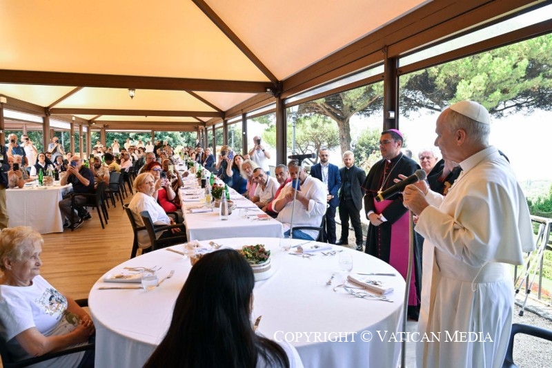 Déjeuner avec les pauvres aidés par le diocèse d'Albano et avec les travailleurs de la Caritas diocésaine, 17 août 2025 © Vatican Media