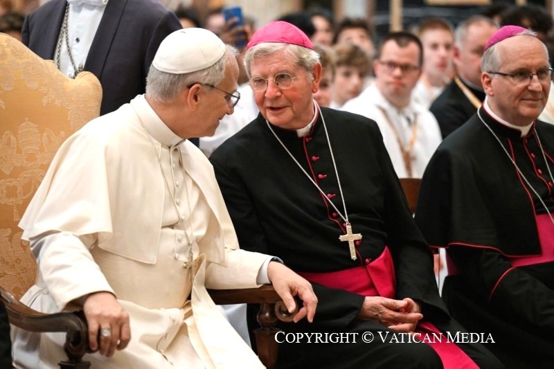 Peu après son audience avec Mgr Laurent Ulrich ce 25 août, le pape Léon XIV a reçu un groupe de 360 servants d’autel français © Vatican Media