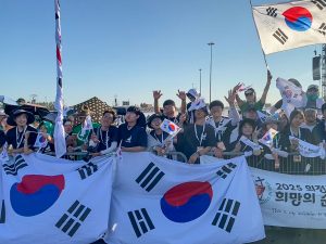 À Tor Vergata, le pape a confirmé les dates des JMJ de Séoul, qui auront lieu du 3 au 8 août 2027 sur le thème « Courage ! Moi, je suis vainqueur du monde » (Jn 16, 33). © Asianews