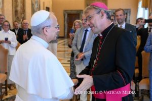 Le pape avec Mgr Dominique Blanchet, évêque de Créteil, en France © Vatican Media