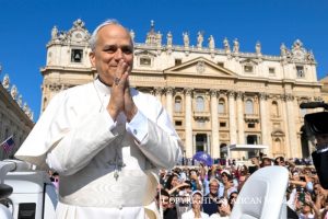 Le pape Léon XIV saluant la foule, mercredi 6 août 2025 © Vatican Media