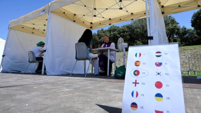 25 000 jeunes ont reçu le sacrement de la réconciliation, donné en 16 langues © Vatican Media