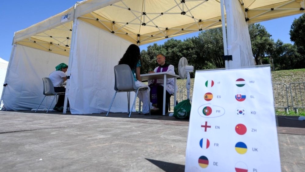25 000 jeunes ont reçu le sacrement de la réconciliation, donné en 16 langues © Vatican Media