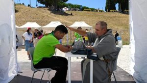 1 000 prêtres se sont relayés toute la journée du 1er août 2025 pour confesser les jeunes © Vatican Media