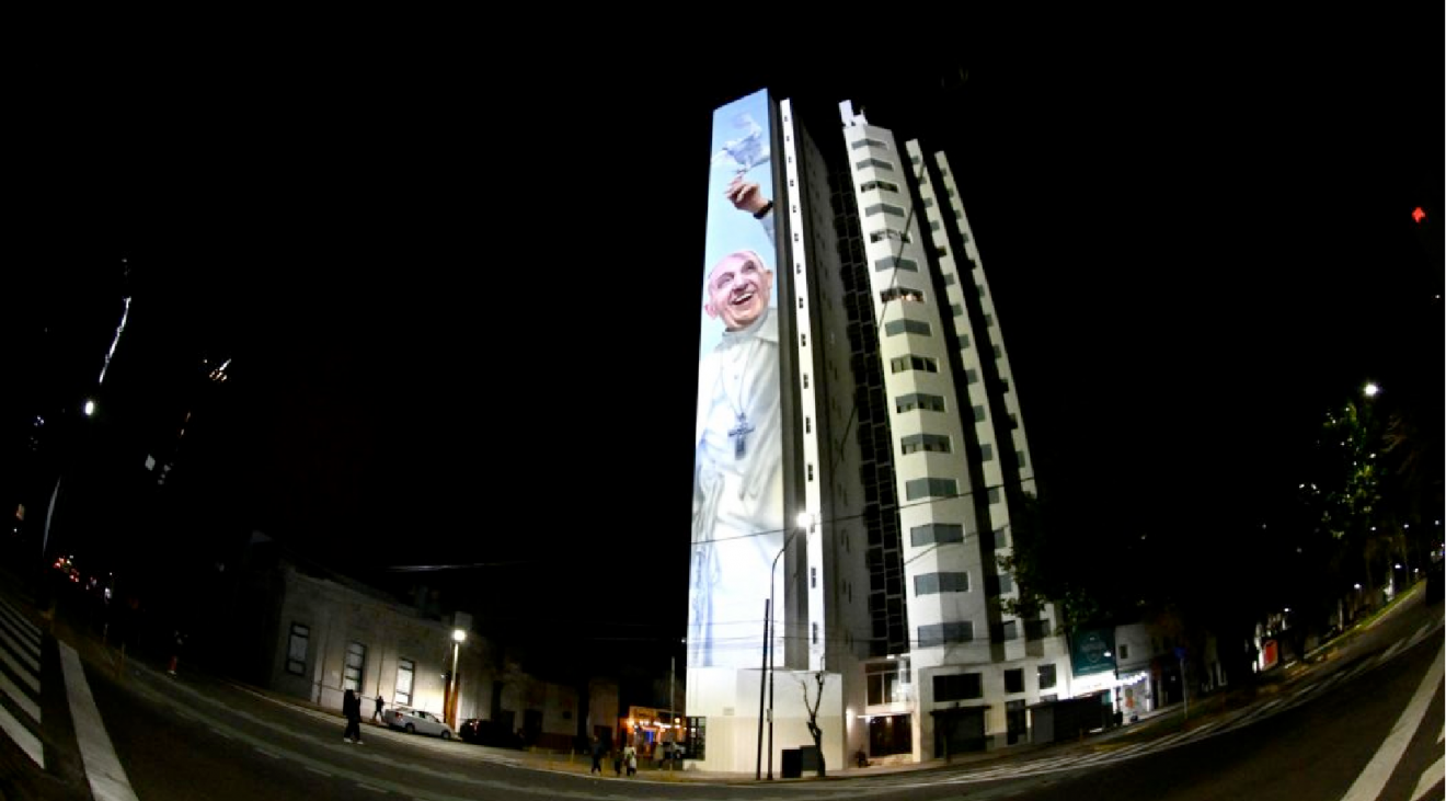 Il s'agit de la plus grande fresque murale au monde, dédiée au premier pontife argentin.