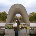 Le Cénotaphe des victimes de la bombe atomique, dans l’alignement du Dôme de Genbaku, au Parc du mémorial de la Paix de Hiroshima. © Jennifer Morrow / CC BY 2.0