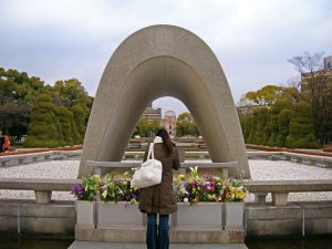 Le Cénotaphe des victimes de la bombe atomique, dans l’alignement du Dôme de Genbaku, au Parc du mémorial de la Paix de Hiroshima. © Jennifer Morrow / CC BY 2.0
