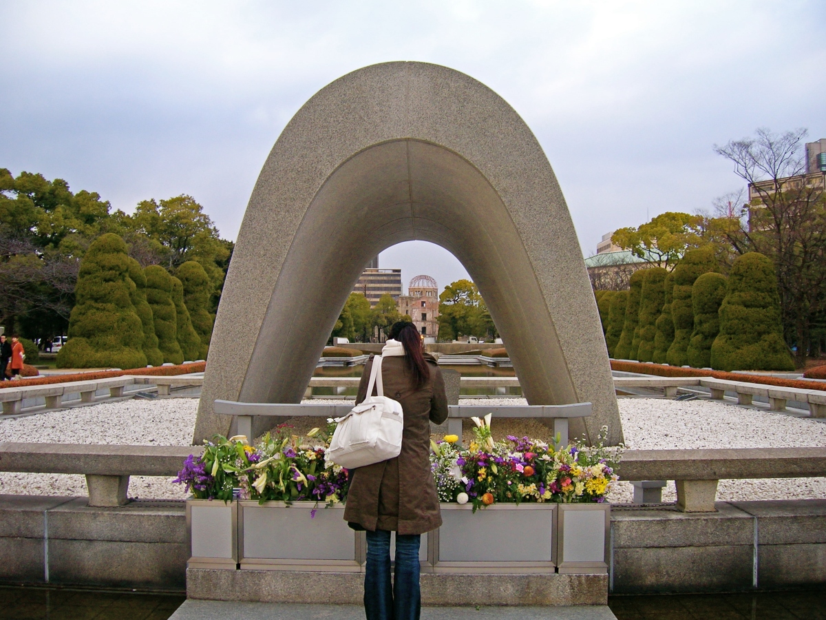 Le Cénotaphe des victimes de la bombe atomique, dans l’alignement du Dôme de Genbaku, au Parc du mémorial de la Paix de Hiroshima. © Jennifer Morrow / CC BY 2.0