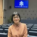 Romilda Ferrauto dans la salle de presse du Vatican, 4 mai 2025 © Anne van Merris 