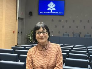 Romilda Ferrauto dans la salle de presse du Vatican, 4 mai 2025 © Anne van Merris 