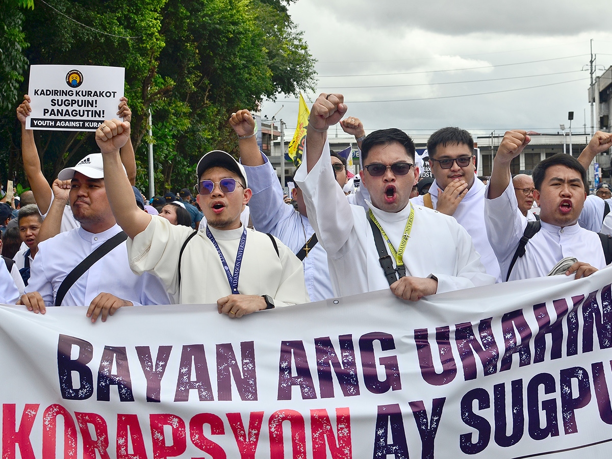 Des séminaristes participent à une manifestation à Quezon City, le 21 septembre 2025 aux Philippines. © Nikko Balbedina / CBCP