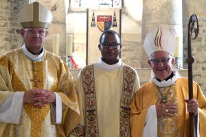 Le nouvel ordonné aux côtés du Père abbé Hugues Paulze d’Ivoy (à gauche) et de Mgr Jean-Yves Riocreux © Abbaye Saint-Pierre 